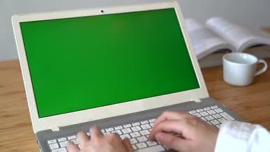 4K实拍笔记本电脑屏幕绿幕抠像商务办公视频的预览图